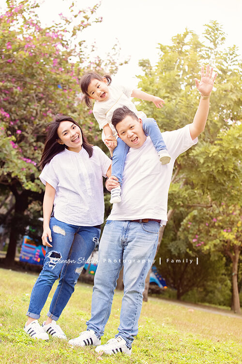 四歲的櫟櫟來拍兒童寫真，這張是櫟櫟跟爸拔媽麻在戶外拍的家庭寫真，好有趣的一瞬間被攝影師拍下來了！