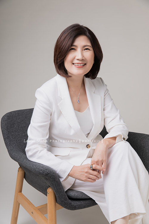 慧如來拍專業形象照，這張慧如穿上白色的套裝拍照！很有自信的一張相片