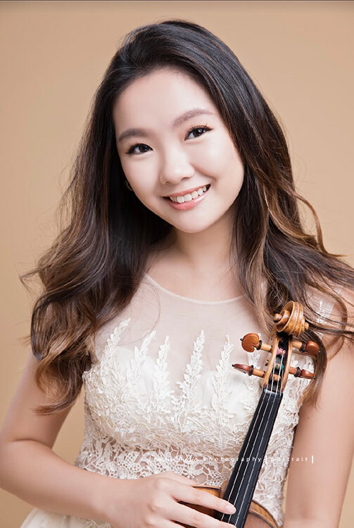 量量就讀紐約茱莉亞音樂學院為了音樂會海報來拍照，這張量量有自信又親切地看著鏡頭很美！