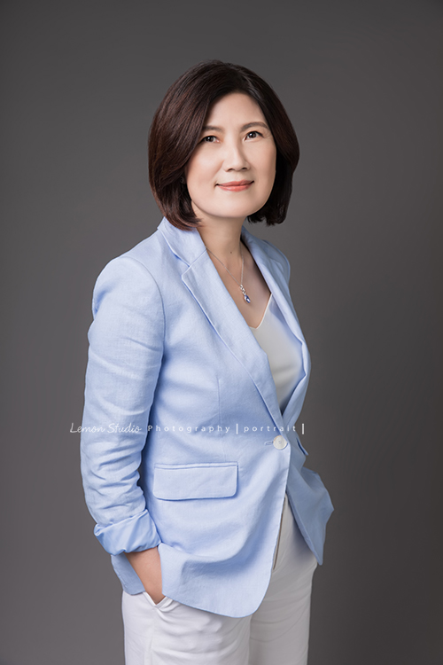 慧如來拍專業形象照，這張慧如換上藍色外套站著拍照，很穩重的一張相片！