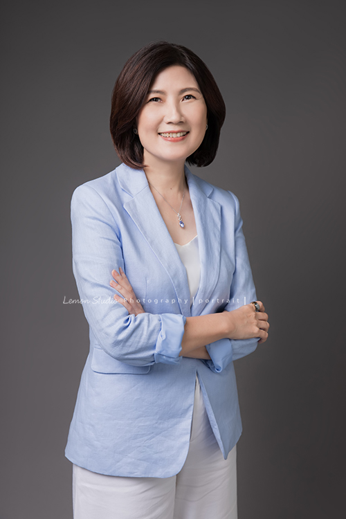 慧如來拍專業形象照，這張慧如換上藍色外套站著抱胸拍照！