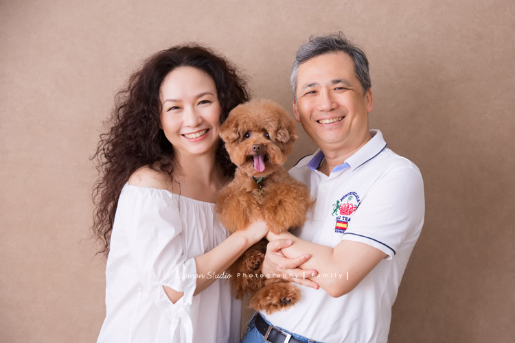 Monica及先生及寵物狗狗一起來拍照，這張是兩人與狗狗的合照！