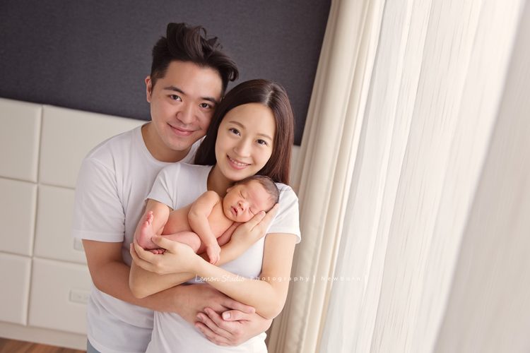 男寶寶乙緁出生13天大時的系列相片，這張是寶寶跟爸拔媽麻的第一張全家福！