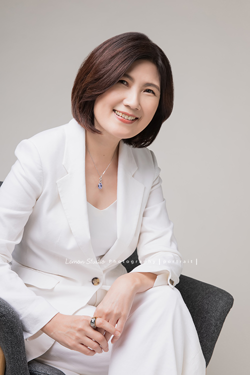 慧如來拍專業形象照，這張慧如坐在椅子上拍照！