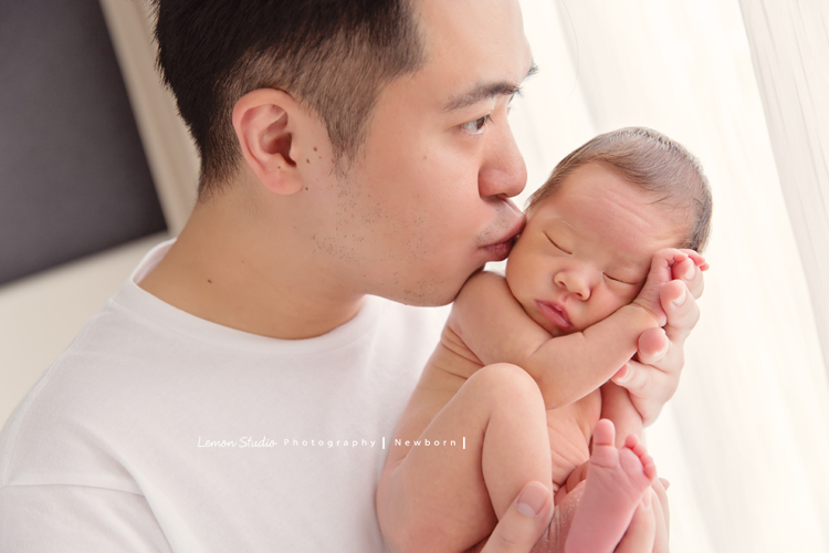 男寶寶乙緁出生13天大時的系列相片，這張爸拔親親寶寶