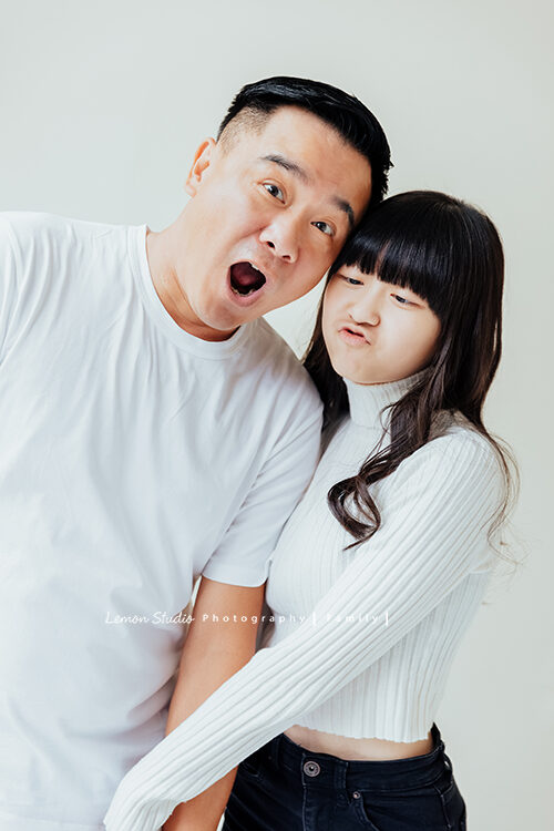 Jovian爸拔帶著母親及女兒來拍照，這張爸爸及女兒在鏡頭前搞笑好逗趣！