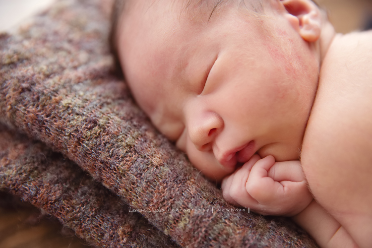 男寶寶乙緁出生13天大時的系列相片，這張是寶寶熟睡的特寫