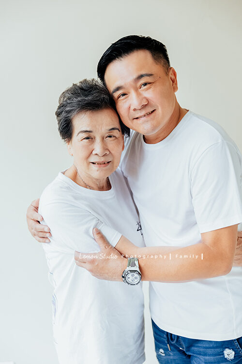 Jovian爸拔帶著母親及女兒來拍照，這張是Jovian爸拔與母親的合照