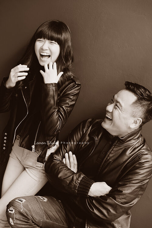 Jovian爸拔帶著母親及女兒來拍照，這張父女之間的互動好自然，攝影師拍下這美好的一剎那！