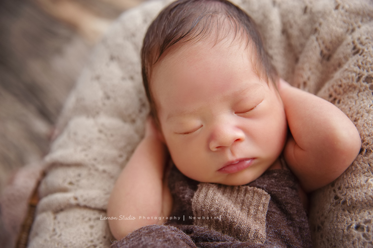 男寶寶乙緁出生13天大時的系列相片，這張寶寶兩手放在頭後面，寶寶的頭髮好順好美啊！