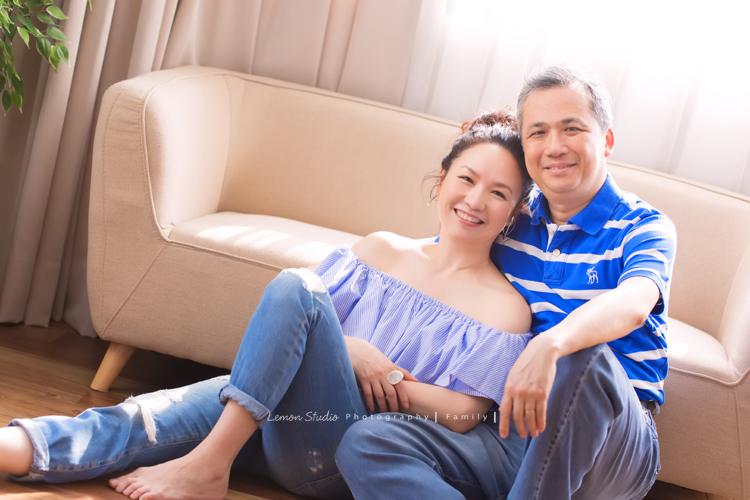 Monica及先生及寵物狗狗一起來拍照，這張是Monica與先生兩人的合照，好美啊，很像情侶照！