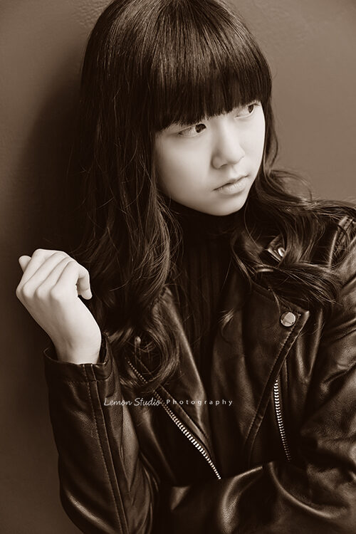 Jovian爸拔帶著母親及女兒來拍照，這張女兒酷酷的獨照很有味道！