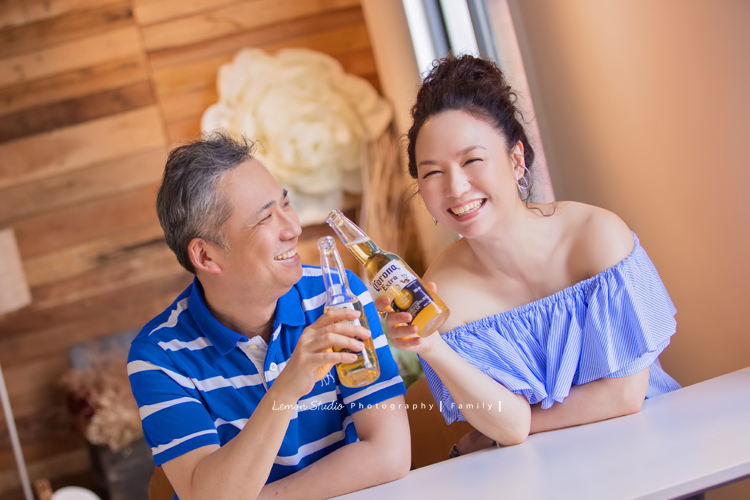 Monica及先生及寵物狗狗一起來拍照，這張是兩人一起小酌的合照，好放鬆的一張相片