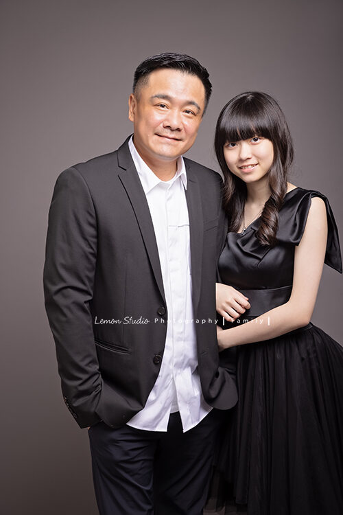 Jovian爸拔帶著母親及女兒來拍照，這張Jovian爸拔與女兒換上正式的小禮服拍照