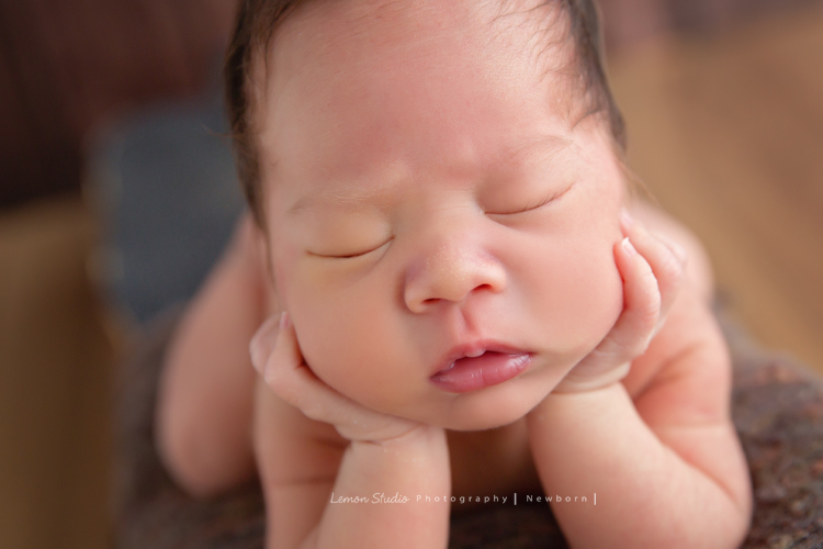男寶寶乙緁出生13天大時的系列相片，這張寶寶托著頭睡，表情好有戲啊！