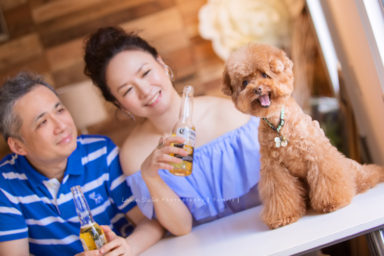 Monica及先生及寵物狗狗一起來拍照，這張是兩人一起小酌的合照，狗狗也一起來湊熱鬧！
