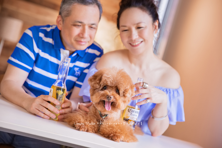 Monica及先生及寵物狗狗一起來拍照，這張狗狗坐在前面好搶戲