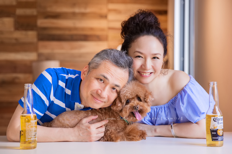 Monica及先生及寵物狗狗一起來拍照，一家三口的全家福