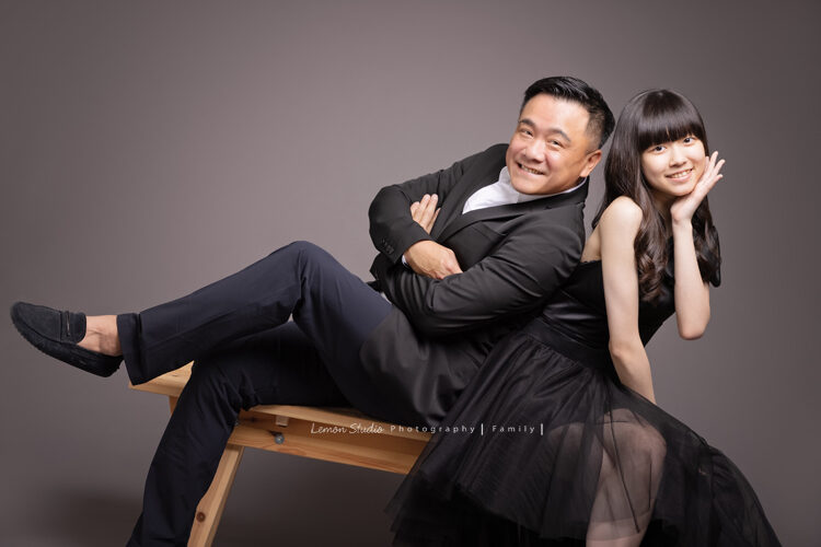 Jovian爸拔帶著母親及女兒來拍照，這張Jovian爸拔與女兒的互動好可愛及美好！