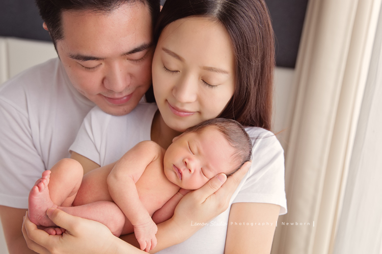 男寶寶乙緁出生13天大時的系列相片，這張爸拔媽麻抱著寶寶！