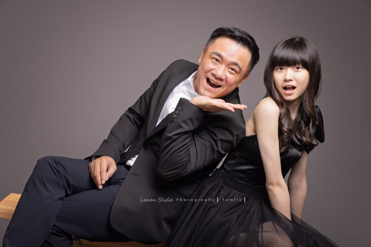 Jovian爸拔帶著母親及女兒來拍照，這張感覺Jovian爸拔很會和女兒玩啊！