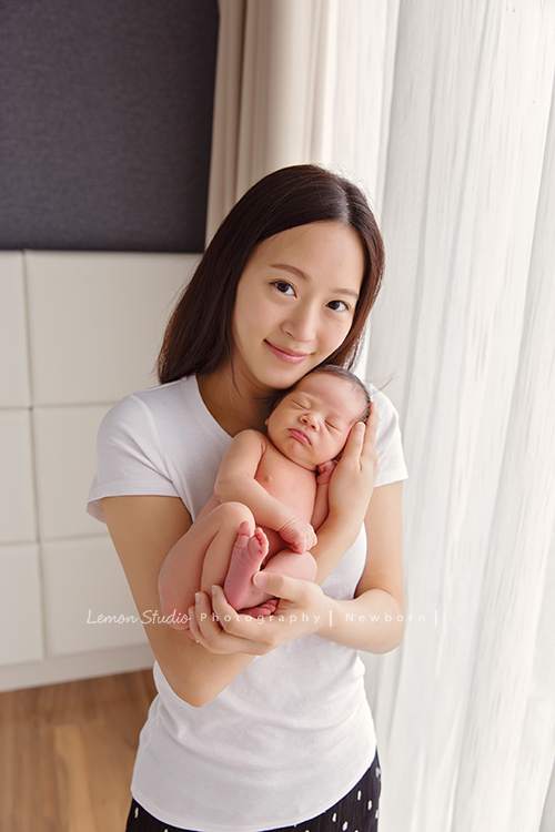 男寶寶乙緁出生13天大時的系列相片，這張美麗的媽麻抱著寶寶與寶寶的合照！