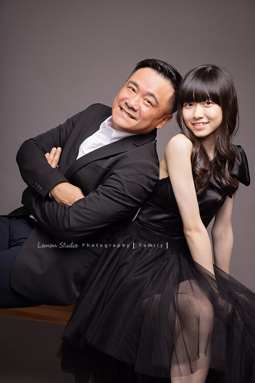 Jovian爸拔帶著母親及女兒來拍照，這張是青春期的女兒和爸拔的合照