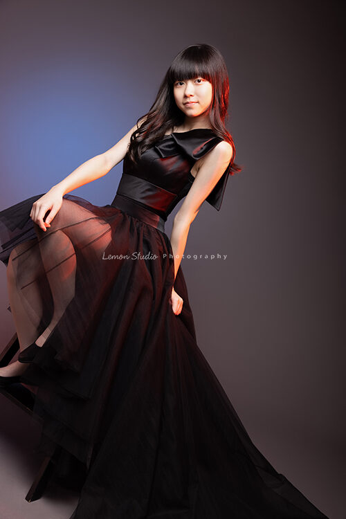 Jovian爸拔帶著母親及女兒來拍照，這張是青春期的女兒的個人寫真獨照！有時尚感的寫真照！