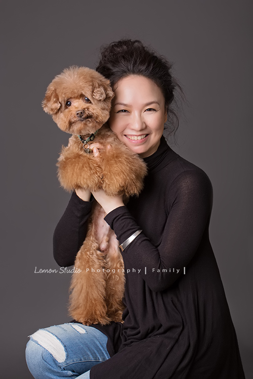 Monica及先生及寵物狗狗一起來拍照，Monica及狗狗的合照！