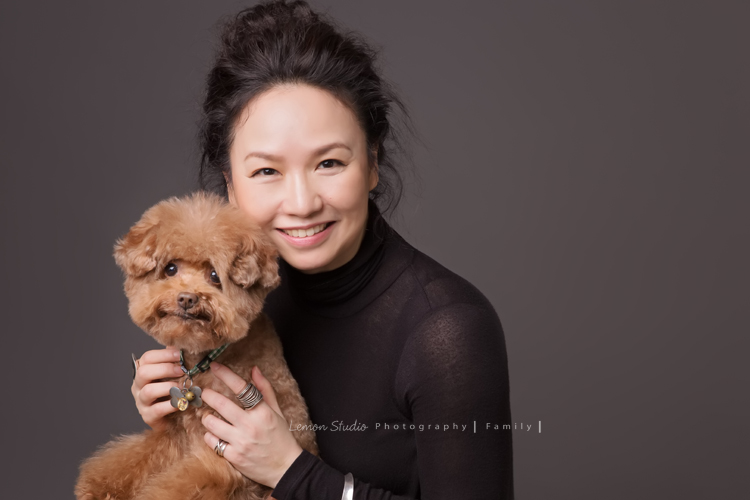 Monica及先生及寵物狗狗一起來拍照，Monica及狗狗寶貝的合照，兩人都好開心！