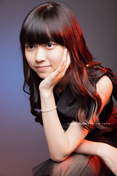 Jovian爸拔帶著母親及女兒來拍照，這張是青春期的女兒的臉部特寫，好美啊！