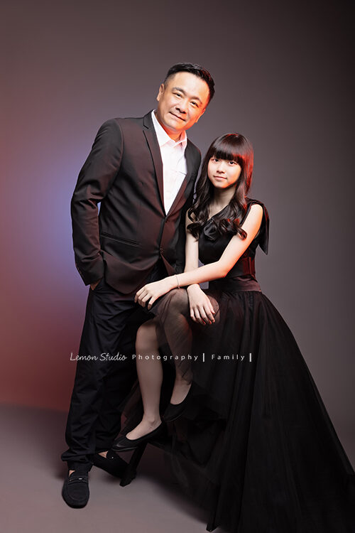 Jovian爸拔帶著母親及女兒來拍照，這張是帥氣的爸拔及女兒合照！