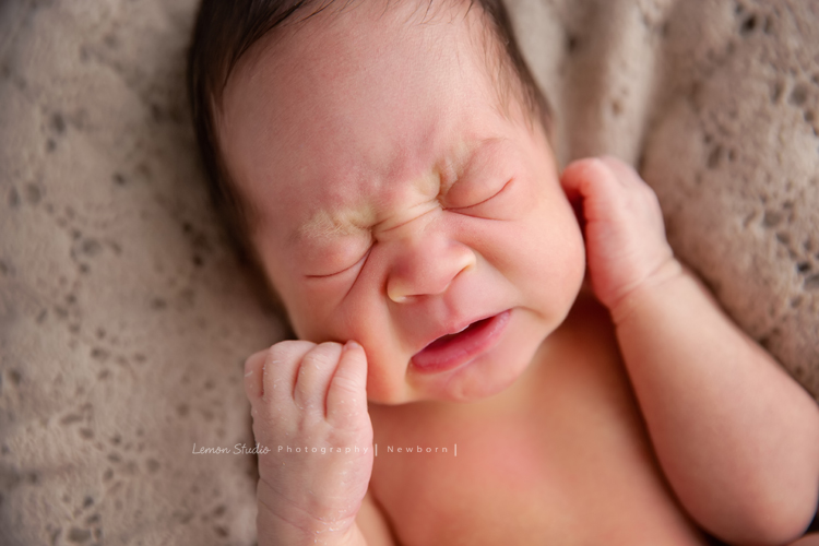 男寶寶乙緁出生13天大時的系列相片，這張寶寶快要哭了！