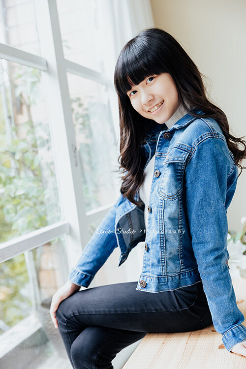 Jovian爸拔帶著母親及女兒來拍照，這張是青春期的女兒的個人寫真，很會擺pose的女兒！