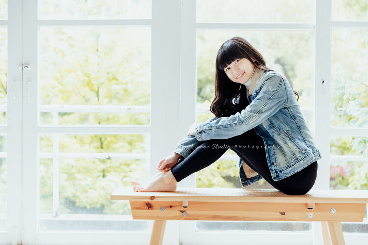 Jovian爸拔帶著母親及女兒來拍照，這張在窗邊的自然光下拍的女兒讀照