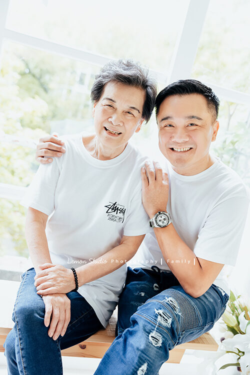 Jovian爸拔帶著母親及女兒來拍照，爸拔和年邁的母親感情很好！