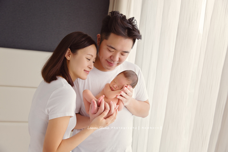 男寶寶乙緁出生13天大時的系列相片，這張爸拔媽麻看著可愛的寶寶！