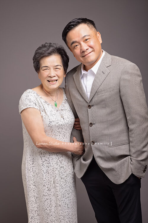 Jovian爸拔帶著母親及女兒來拍照，這張是爸拔和母親的合照