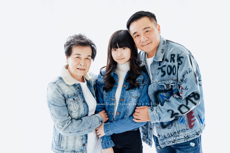 Jovian爸拔帶著母親及女兒來拍照，一家三口的全家福，阿嬤也好年輕啊！