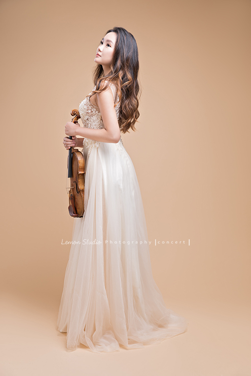 就讀紐約茱莉亞音樂學院的量量來拍音樂會人像攝影，這張量量站在淺咖啡色的背景前拍全身照好美！