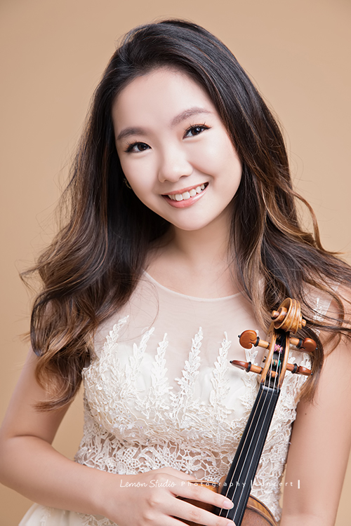 就讀紐約茱莉亞音樂學院的量量來拍音樂會人像攝影，這張量量親切有有自信地看著鏡頭，很棒的一張個人音樂形象照