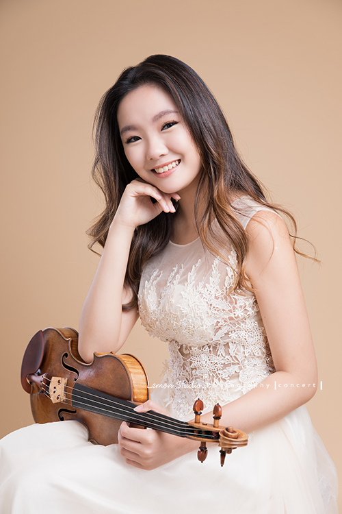 就讀紐約茱莉亞音樂學院的量量來拍音樂會人像攝影，這張量量手托著頭看的鏡頭微笑！