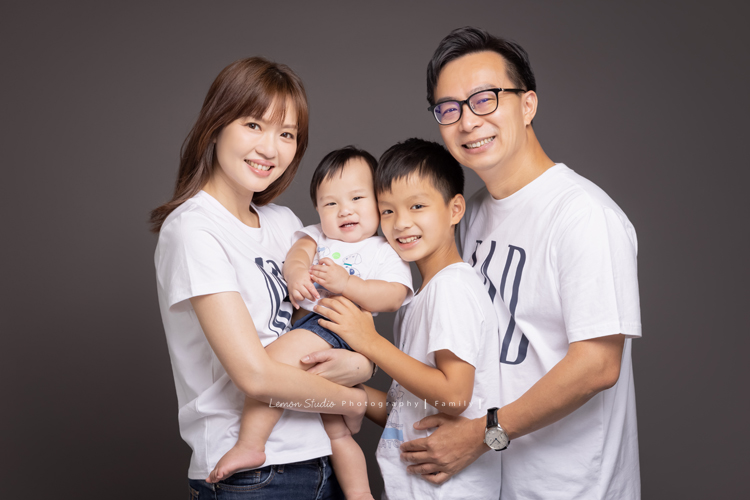 欣寧媽麻一家來拍家庭攝影及寶寶週歲照，這張是一家人美麗的全家福！
