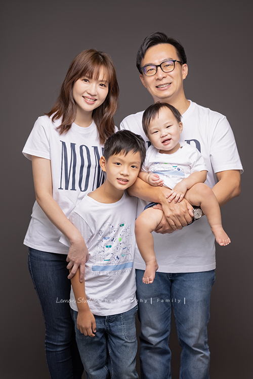 欣寧媽麻一家來拍家庭攝影及寶寶週歲照，一家四口的全家福