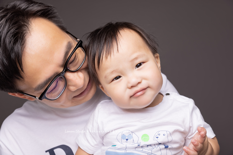 欣寧媽麻一家來拍家庭攝影及寶寶週歲照，這張是爸拔與弟弟，弟弟的特寫好可愛！