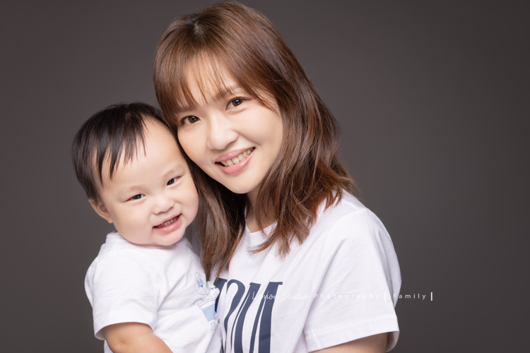 欣寧媽麻一家來拍家庭攝影及寶寶週歲照，這張是媽麻與弟弟！