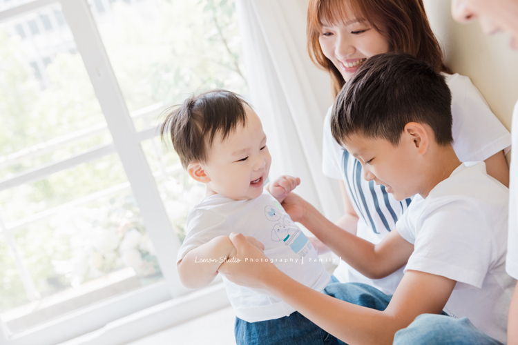 欣寧媽麻一家來拍親子攝影及寶寶週歲照，這張哥哥和弟弟的互動好可愛！