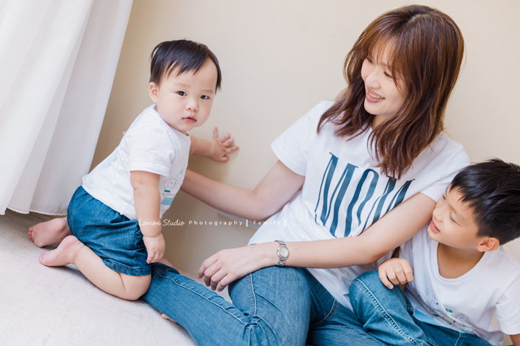 欣寧媽麻一家來拍家庭攝影及寶寶週歲照，這張弟弟看著鏡頭有點淡定的眼神！