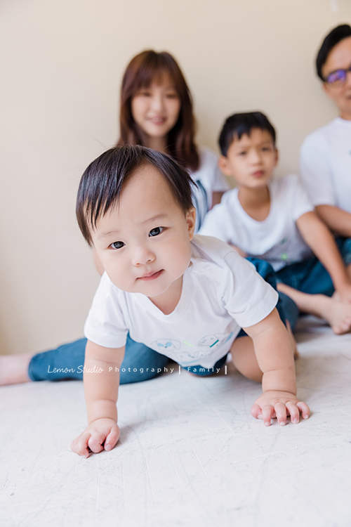 欣寧媽麻一家來拍家庭攝影及寶寶週歲照，這張弟弟正在往前爬！