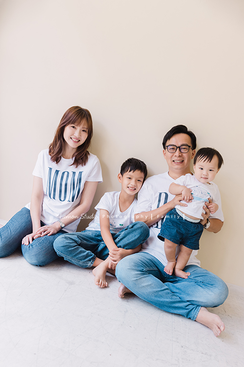 欣寧媽麻一家來拍家庭攝影及寶寶週歲照，這張一家四口好自然的互動！